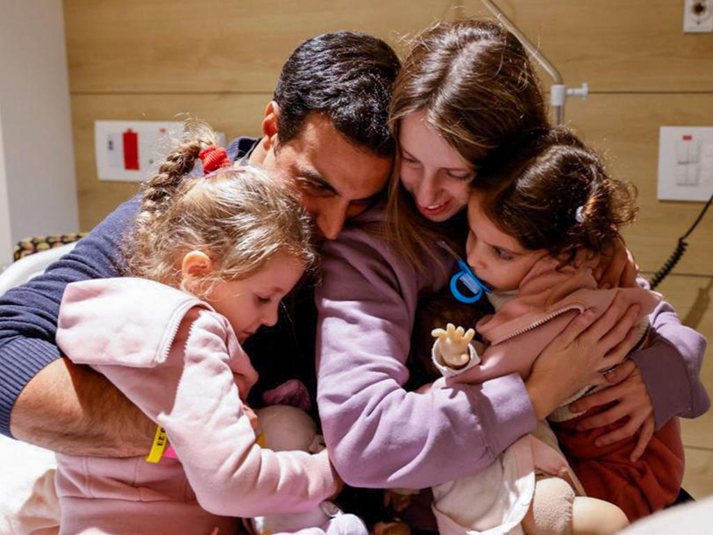 Yoni Asher is reunited with his children Aviv, 2.5 years old, her sister Raz, 4.5 years old, and his wife Doron, after they were released by Hamas in a hostage-prisoner exchange deal. Picture: Schneider Hospital/AFP