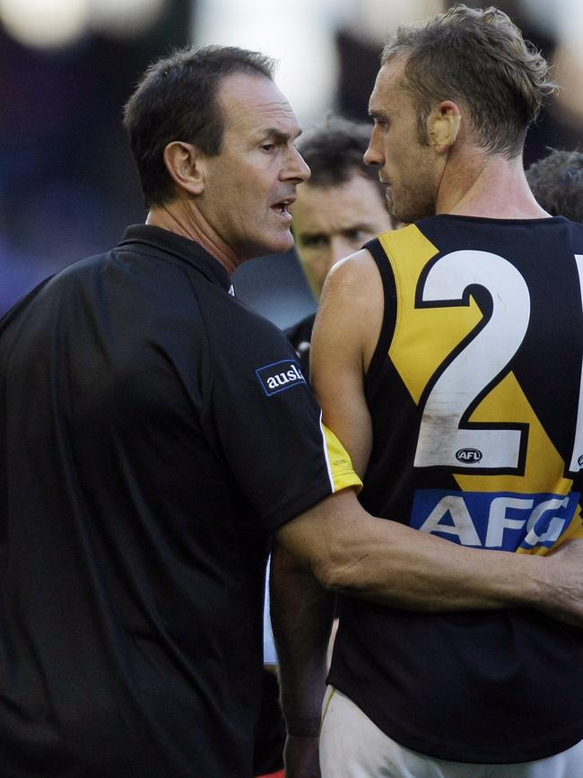 Terry Wallace chats to Shane Tuck during his tenure as Richmond coach.