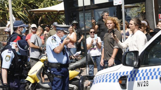 Inspector Matt Kehoe issues a direction to the crowd to disperse outside the Beach Hotel. Picture: Liana Boss