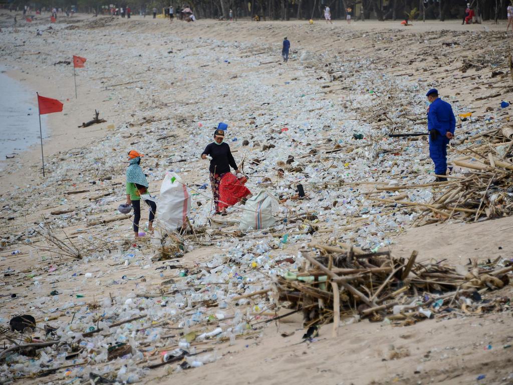 The rubbish keeps piling up despite efforts to remove it. Picture: Sonny Tumbelaka/AFP