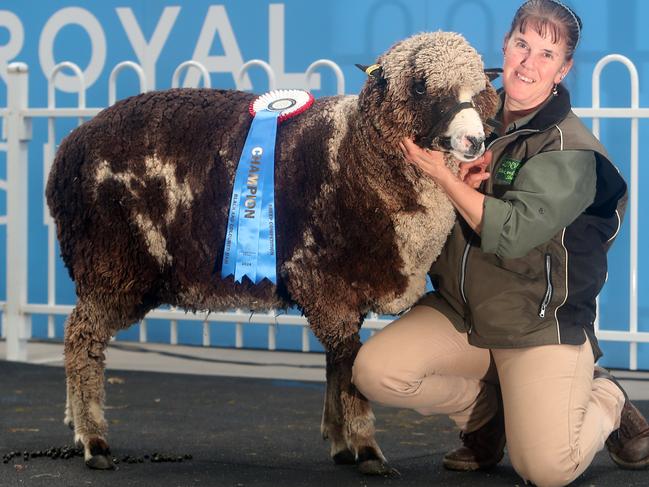 Jodie Cheyne from Glenburn with the Grand Champion Ewe. Picture: Yuri Kouzmin