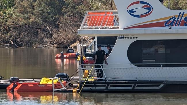 Police divers have arrived at the scene where a 34-year-old man went missing in the Murray River after his boat capsized.