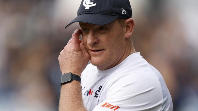 MELBOURNE, AUSTRALIA - AUGUST 31: Michael Voss, Senior Coach of the Blues looks on during a Carlton Blues training session at Ikon Park on August 31, 2024 in Melbourne, Australia. (Photo by Darrian Traynor/Getty Images)