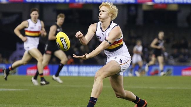 Adelaide’s Elliott Himmelberg handpasses at Etihad Stadium. Picture: AAP Image/Daniel Pockett