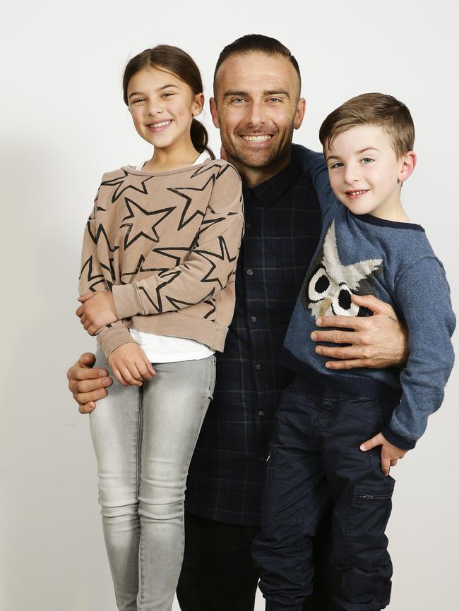 Commando Steve Willis with his kids Ella, 9, and Jack. Picture: Justin Lloyd