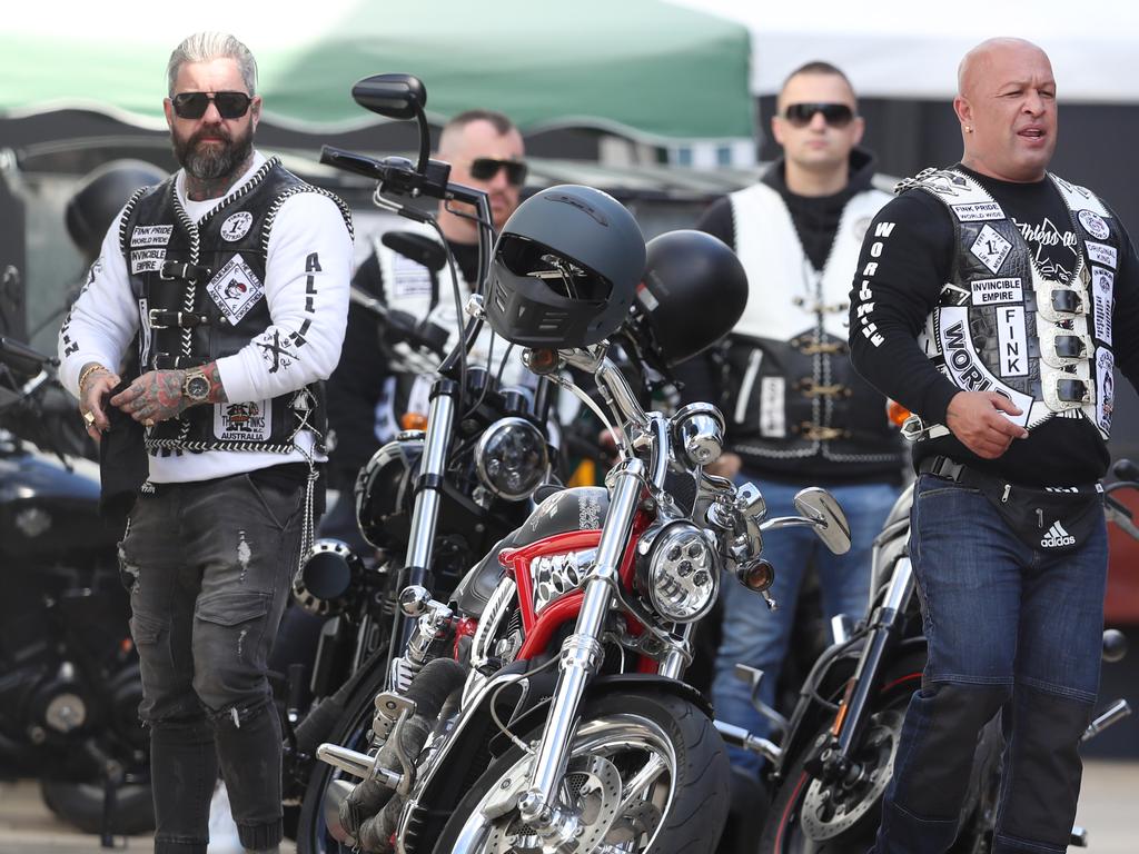 Finks bikie gang leaves clubhouse, follow Mongols to Wodonga: Photos ...