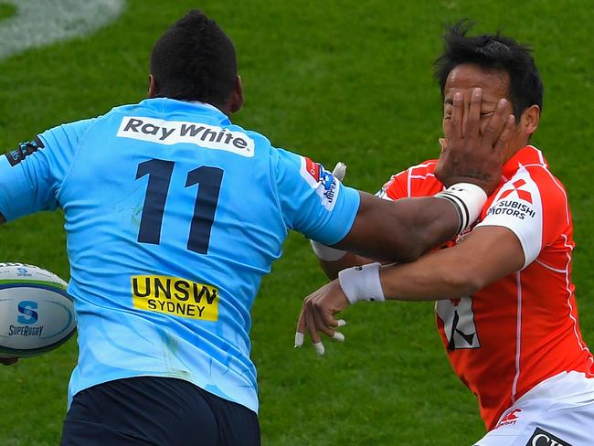TOKYO, JAPAN - APRIL 07:  Taqele Naiyaravoro of the Waratahs fends off Yutaka Nagare of the Sunwolves during the Super Rugby match between Sunwolves and Waratahs at Prince Chichibu Memorial Ground on April 7, 2018 in Tokyo, Japan.  (Photo by Koki Nagahama/Getty Images for Sunwolves)