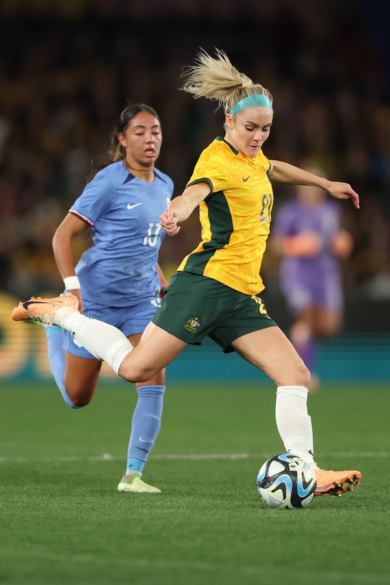 <p><b>Ellie Carpenter (Australia)</b></p><p>Already having two accomplishments under her belt–making her pro debut at 15, and becoming the youngest female footballing Olympian at 16 in Rio 2016–<a href="https://www.vogue.com.au/culture/world-cup/ellie-carpenters-guide-to-eat-stay-and-play-in-sydney/image-gallery/b414bcadc5ea34f8658ca2dcd133b48a" target="_blank" rel="noopener">Ellie Carpenter</a> knows the game well. And making her return after suffering a knee injury from last year’s Champions League final, Carpenter is a sure force. </p><p><b>Position:</b> Right-back</p><p><b>Age:</b> 23</p><p><b>Club:</b> Olympique Lyonnais</p>