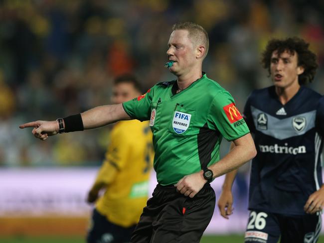 GOSFORD, AUSTRALIA - JANUARY 12: Referee Kurt Ams awards a penalty kick to the Mariners during the round 14 A-League match between the Central Coast Mariners and the Melbourne Victory at Central Coast Stadium on January 12, 2020 in Gosford, Australia. (Photo by Ashley Feder/Getty Images)