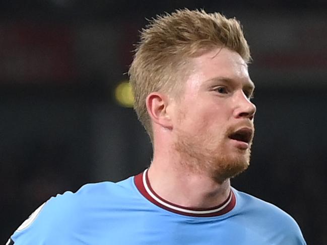 LONDON, ENGLAND - FEBRUARY 15: Kevin De Bruyne of Manchester City celebrates after scoring the team's first goal during the Premier League match between Arsenal FC and Manchester City at Emirates Stadium on February 15, 2023 in London, England. (Photo by Shaun Botterill/Getty Images)