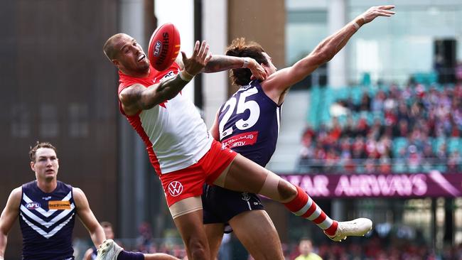 Lance Franklin tries to juggle a mark. Picture: Matt King/Getty Images