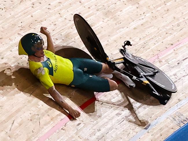 IZU, JAPAN - AUGUST 2, 2021: Australia's Alexander Porter falls during the men's team pursuit qualifying cycling track event during the 2020 Summer Olympic Games at the Izu Velodrome. Valery Sharifulin/TASS (Photo by Valery Sharifulin\TASS via Getty Images)