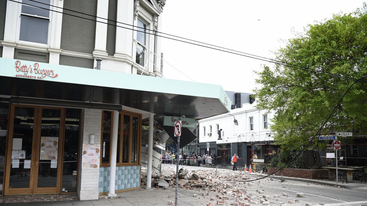 A hamburger restaurant was damaged by the shake. Picture: NCA NewsWire / Andrew Henshaw