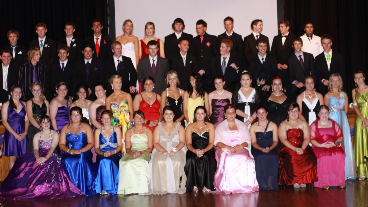 The ladies and gentlemen of Roma State College Year 12 looking fantastic at their formal on Wednesday evening.