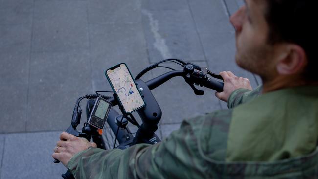 The Zoomo Sport e-bike comes with an easy-to-read speedo and clamp for a smartphone.