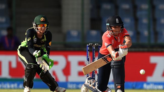 Alyssa Healy (L) will welcome an old Ashes rival, with former England captain Charlotte Edwards (R) signing on as Sixers coach. Picture: AFP.