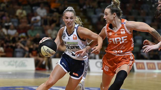 TOWNSVILLE, AUSTRALIA - JANUARY 25: Jaz Shelley of Geelong United drives to the basket during the round 13 WNBL match between Townsville Fire and Geelong United at Townsville Entertainment Centre, on January 25, 2025, in Townsville, Australia. (Photo by Ian Hitchcock/Getty Images)