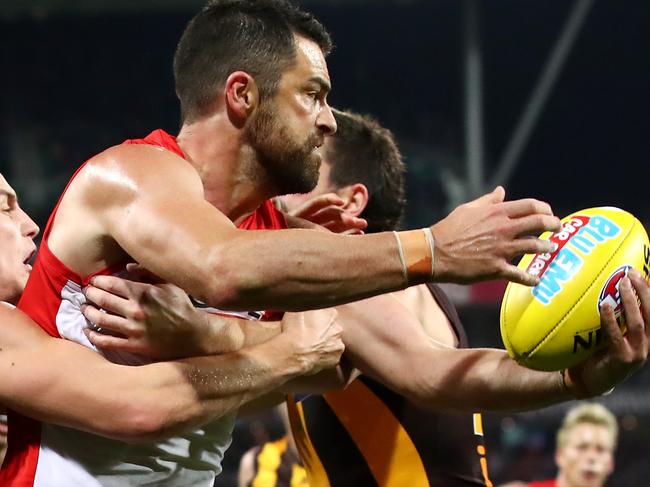 SYDNEY, AUSTRALIA - AUGUST 25: Heath Grundy of the Swans is tackled during the round 23 AFL match between the Sydney Swans and the Hawthorn Hawks at Sydney Cricket Ground on August 25, 2018 in Sydney, Australia.  (Photo by Cameron Spencer/Getty Images)