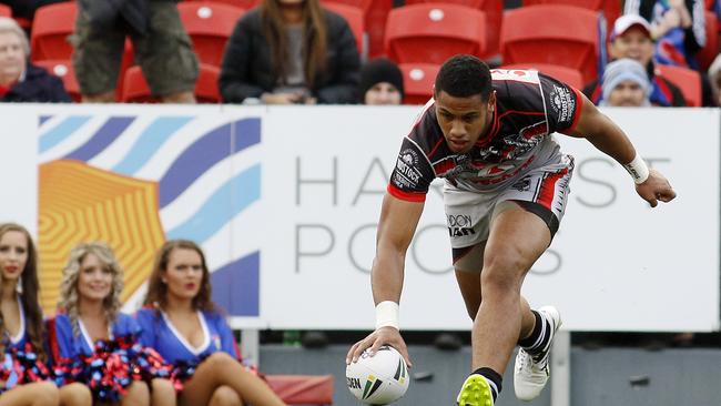 David Fusitua of the Warriors scores his first of four tries during the Round 14 NRL match between the Newcastle Knights and the New Zealand Warriors at Hunter Stadium in Newcastle, Saturday, June 11, 2016. (AAP Image/Darren Pateman) NO ARCHIVING, EDITORIAL USE ONLY