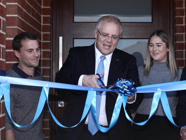 Prime Minister Scott Morrison and Federal Liberal Candidate for Indi Steve Martin visit first home owners Andy and Caitlin at their new home in Wangaratta, Victoria, Wednesday, May 15, 2019. (AAP Image/SMH Pool, Dominic Lorrimer) NO ARCHIVING