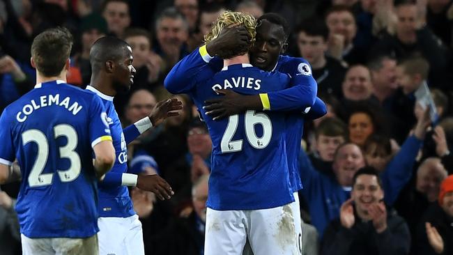 Romelu Lukaku of Everton celebrates with Tom Davies.