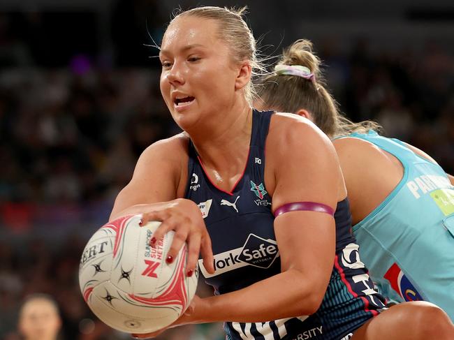 MELBOURNE, AUSTRALIA - JUNE 10: Hannah Mundy of the Vixens catches the ball during the round nine Super Netball match between Melbourne Vixens and Melbourne Mavericks at John Cain Arena, on June 10, 2024, in Melbourne, Australia. (Photo by Kelly Defina/Getty Images)