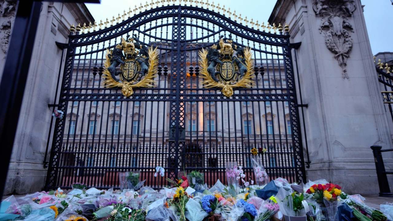 Thousands descending on Buckingham Palace to pay tribute to Queen Elizabeth II