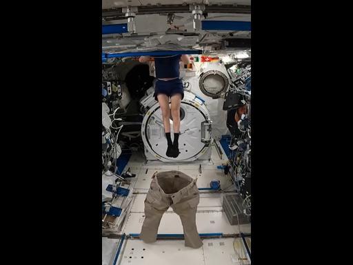 Astronaut shows how quickly he can get ready for work in zero G