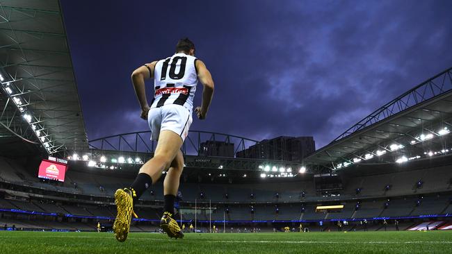 Scott Pendlebury runs on to an empty Marvel Stadium.