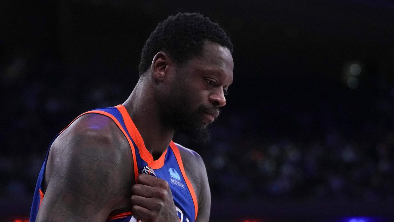 Julius Randle went down hurt. (Photo by Mitchell Leff / GETTY IMAGES NORTH AMERICA / Getty Images via AFP)