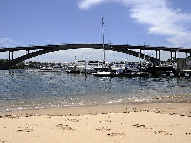 For his book Down Under, Bill Bryson walked from Sydney’s CBD, across the Gladesville Bridge and back into the city via the northern suburbs.