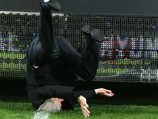 Frank Lowy falls off stage at the A-League Grand Final.