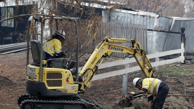 Telstra employees Michelle Miller and Lawrie O’Callaghan working to repair bushfire damage around Quaama. Picture: Nikki Short.