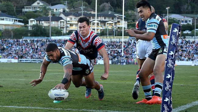 Ricky Leutele dives over for the Sharks in their round 17 game against the Roosters.