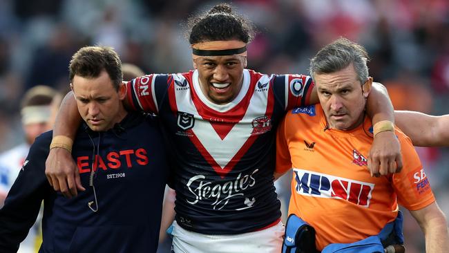 Sitili Tupouniua taken off with an ACL injury (Photo by Scott Gardiner/Getty Images)