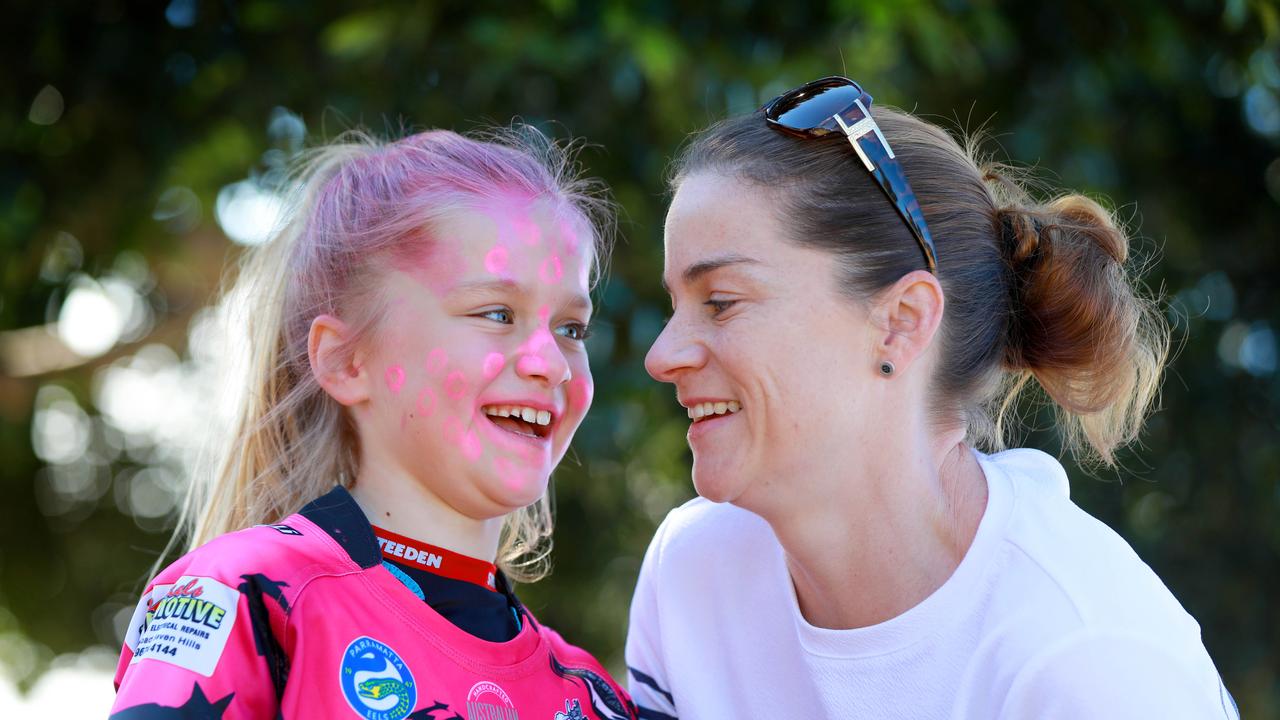 8 year old Samantha Mornhill and her mum Lily Porter at the Rouse Hill Rhinos Pink Day in Kellyville (AAP IMAGE / Angelo Velardo)