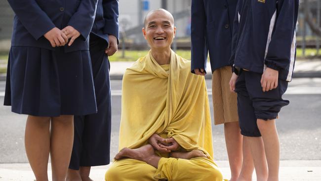 Buddhist monk Bhante Jason Chan completing a 14km silent walk as part of the City2Surf. (AAP IMAGE/Matthew Vasilescu)