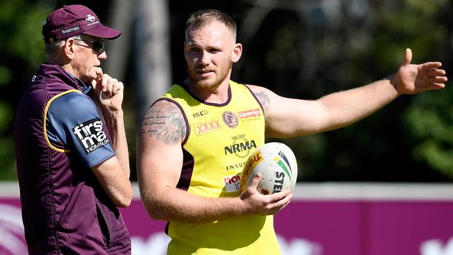 Coach Wayne Bennett talks tactics with Matt Lodge. Photo: Getty Images