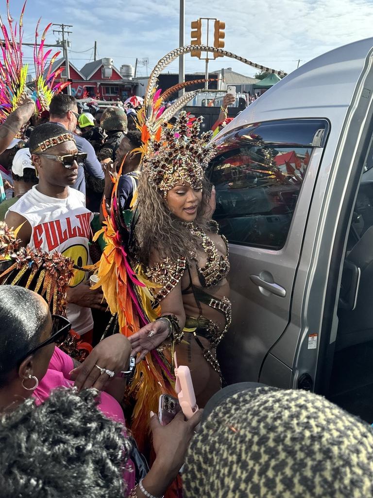 Do not crowd the queen! Picture: Charles &amp; Sandy Pitt-Shanice King / BACKGRID