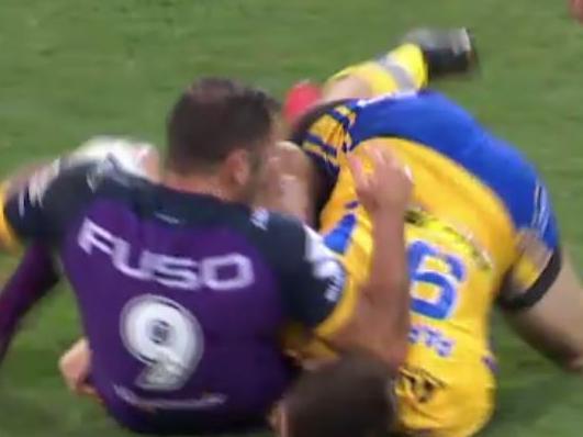 Cameron Smith drops his elbow onto Matt Parcell's head.