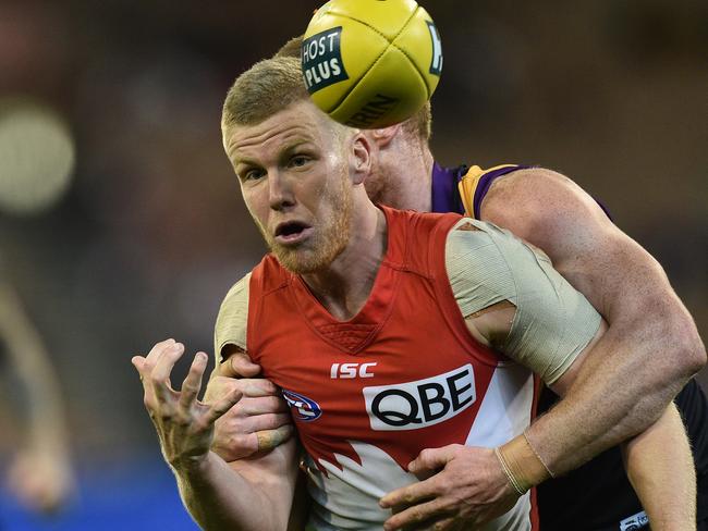 Dan Hannebery and the Swans are at their best when the ball is in dispute. Picture: AAP