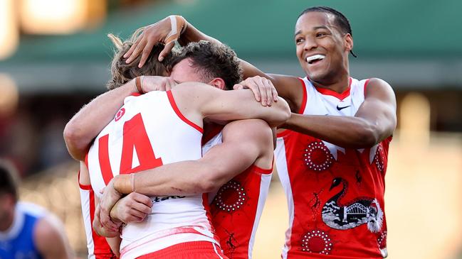 SYDNEY, AUSTRALIA - JULY 13: Callum Mills of the Swans celebrates kicking a goal with team mates during the round 18 AFL match between Sydney Swans and North Melbourne Kangaroos at SCG, on July 13, 2024, in Sydney, Australia. (Photo by Brendon Thorne/AFL Photos/via Getty Images)