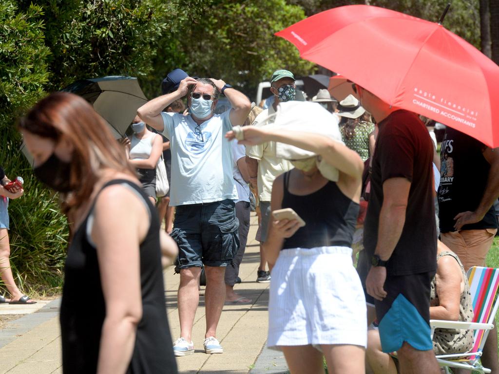 There were huge lines at the Avalon Recreation Centre for COVID-19 testing. Picture: NCA NewsWire / Jeremy Piper