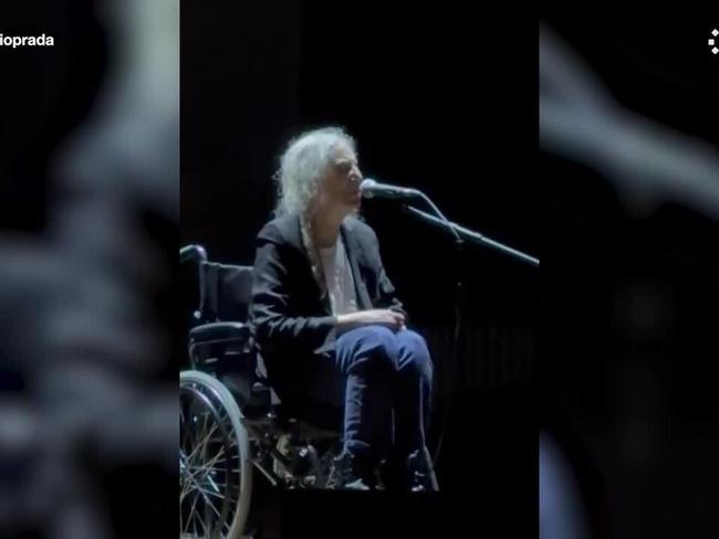 Patti Smith apologises to crowd after collapsing onstage