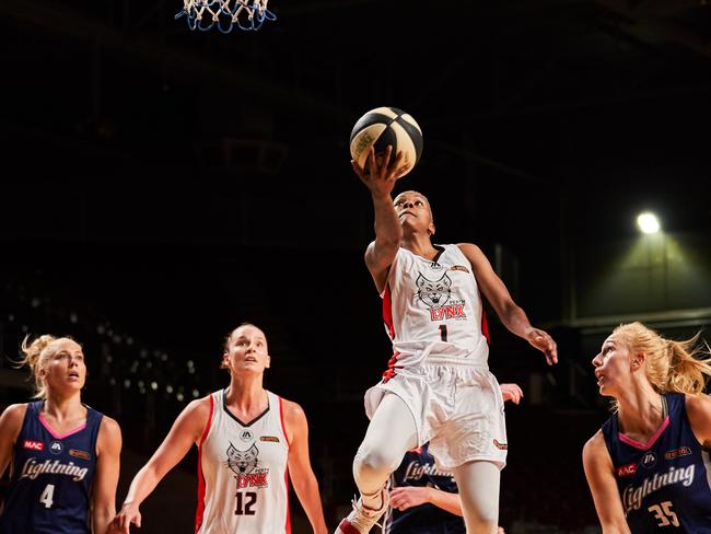 Courtney Williams scores against Adelaide Lightning. Pic: AAP