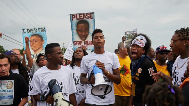 Hundreds March In Ferguson On The One-year Anniversary Of Michael Brown ...