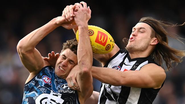 MELBOURNE, AUSTRALIA - MAY 29: Charlie Curnow of the Blues and Darcy Moore of the Magpies compete for a mark during the round 11 AFL match between the Collingwood Magpies and the Carlton Blues at Melbourne Cricket Ground on May 29, 2022 in Melbourne, Australia. (Photo by Quinn Rooney/Getty Images)