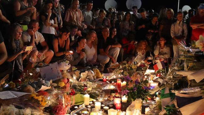 <s1>Mourners at a memorial to those killed by a terrorist in Nice. </s1>