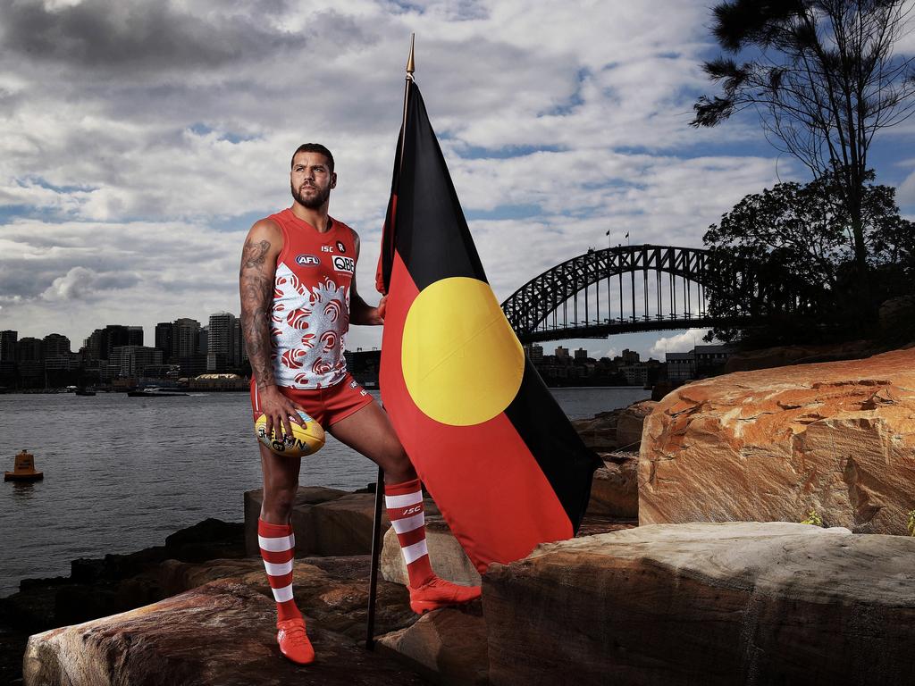 Lance Franklin with the Aboriginal flag.