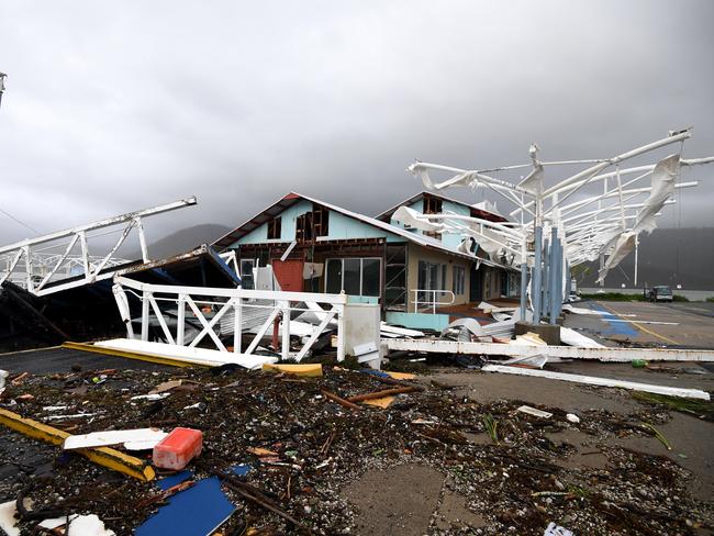 Cyclone Debbie: Should I Cancel My Whitsundays Holiday Plans? | Escape